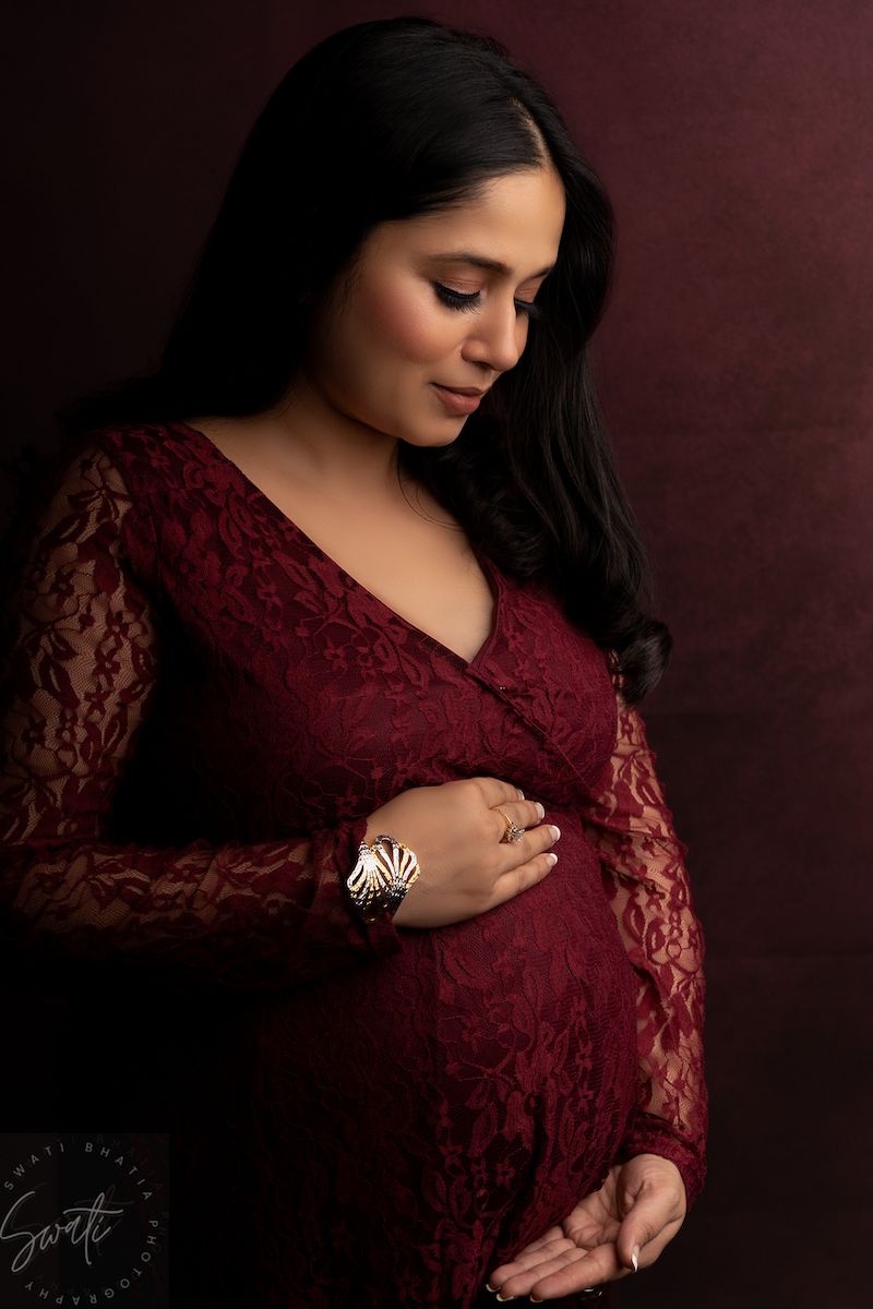 Maternity portrait by Swati Bhatia Photography, Delhi NCR studio
